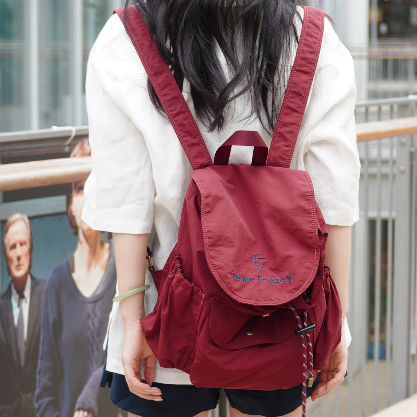 2025新款轻便尼龙防水学院风大容量双肩包女士背包休闲时尚旅行包