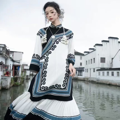 四川凉山彝族服装正版棉麻刺绣款少数民族写真服成人云南苗疆服装