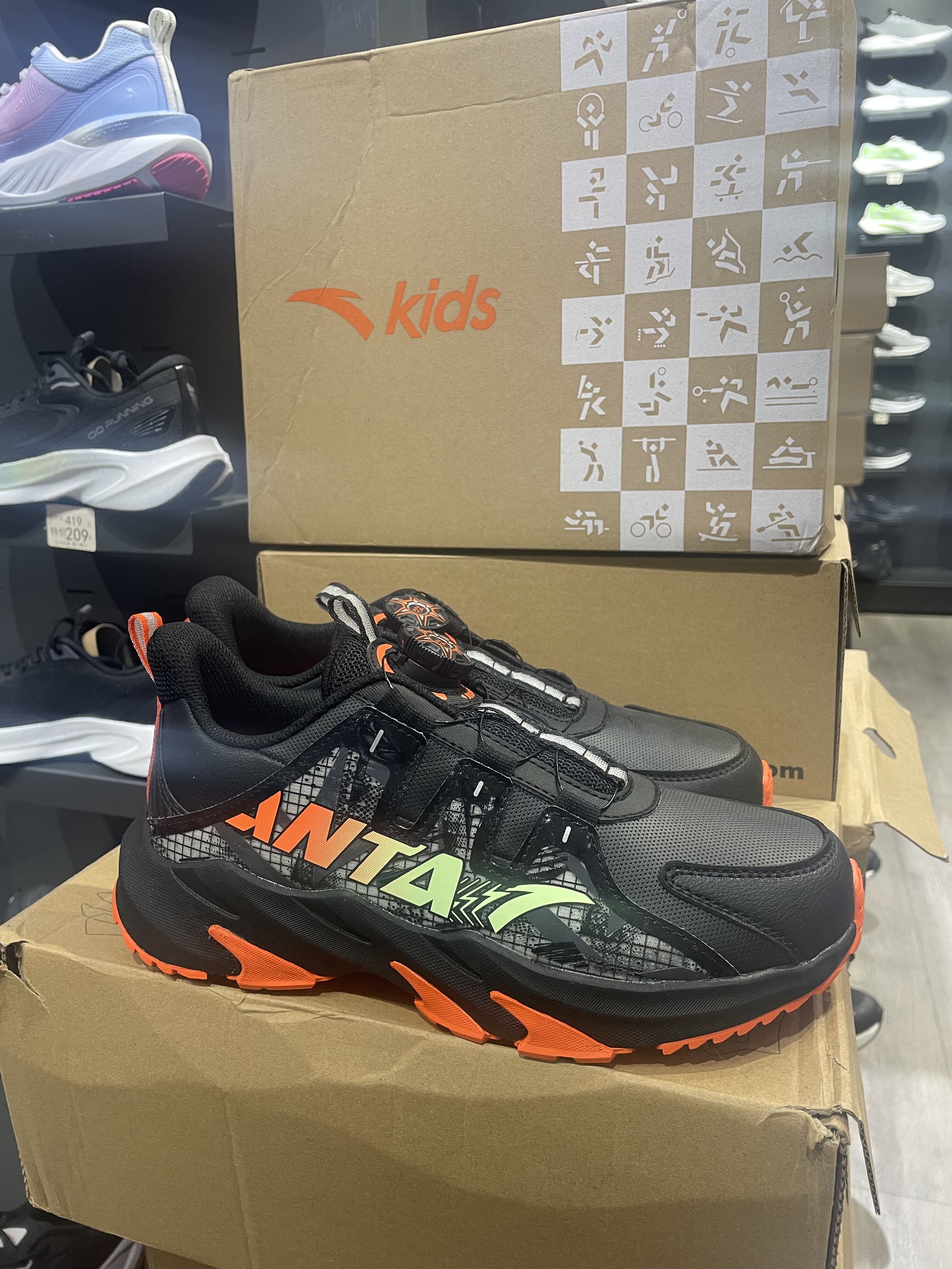 安踏儿童男大童跑鞋秋冬新款皮面防水跑步鞋男学生休闲运动旋钮鞋