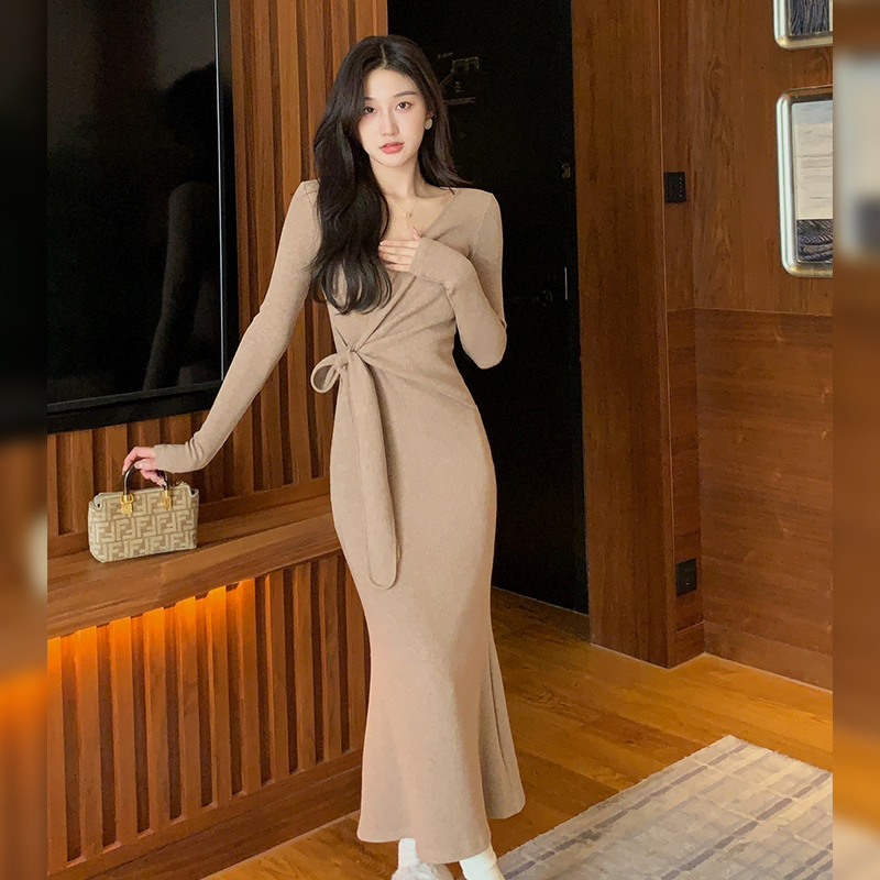 烟雾公子 交叉V领针织连衣裙女早春法式小众修身显瘦包臀收腰裙子