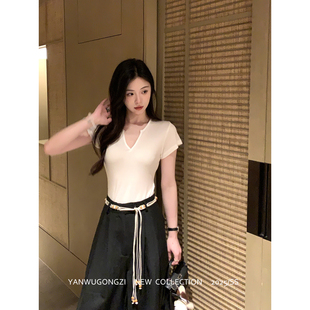 设计感V领短袖 烟雾公子 时尚 基础百搭显瘦半开襟短款 T恤 上衣韩版
