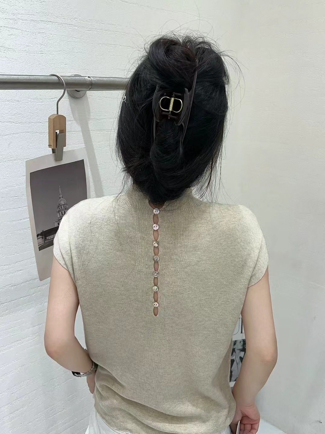 2025秋季新品 法式简约半高领丝光羊毛针织衫女后背镂空短袖上衣