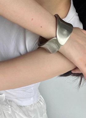 复古磨砂质感交错手镯个性小众设计宽边随意简约百搭手环臂环女