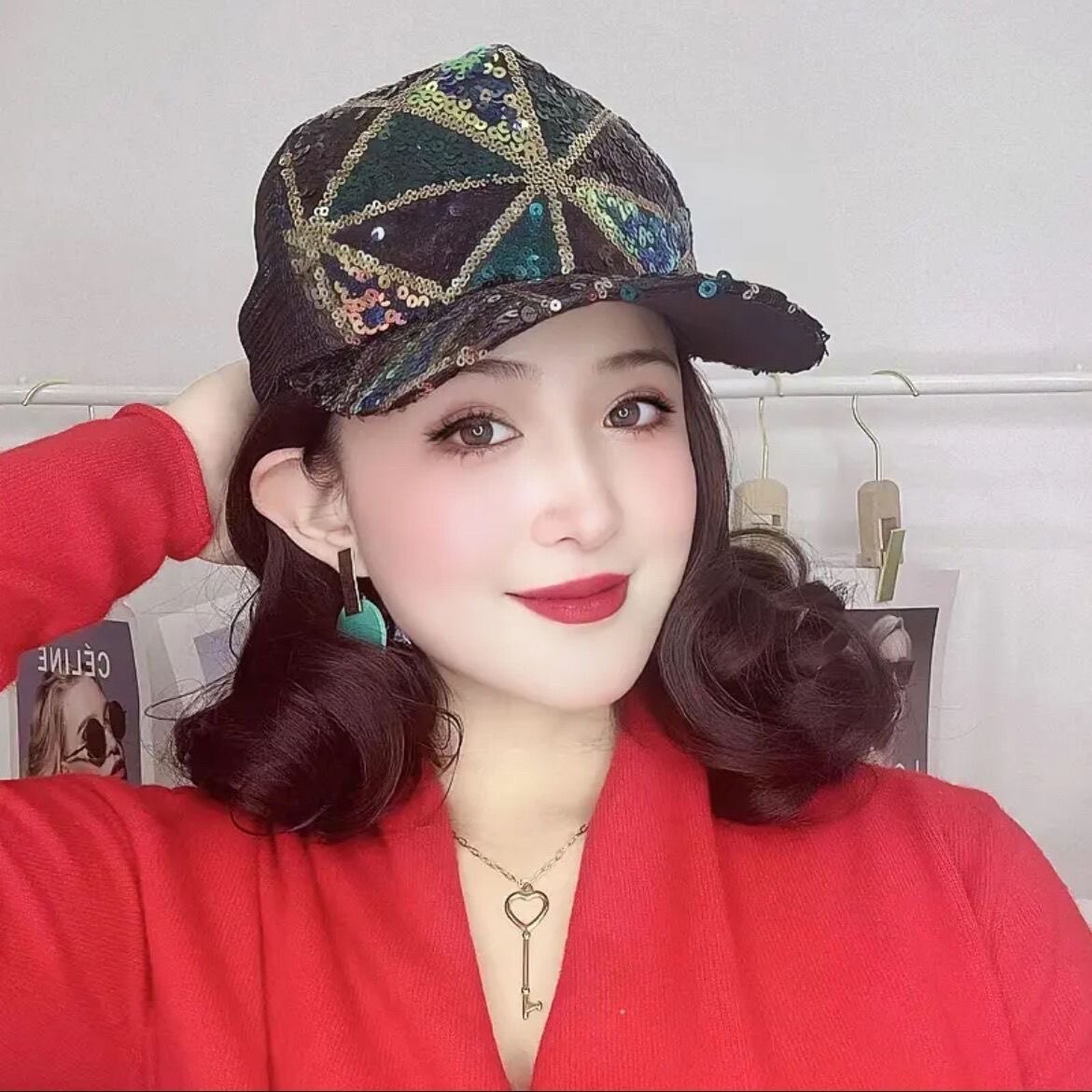 彩色亮片棒球帽子假发一体女齐肩短卷发锁骨发短假发鸭舌帽短假发