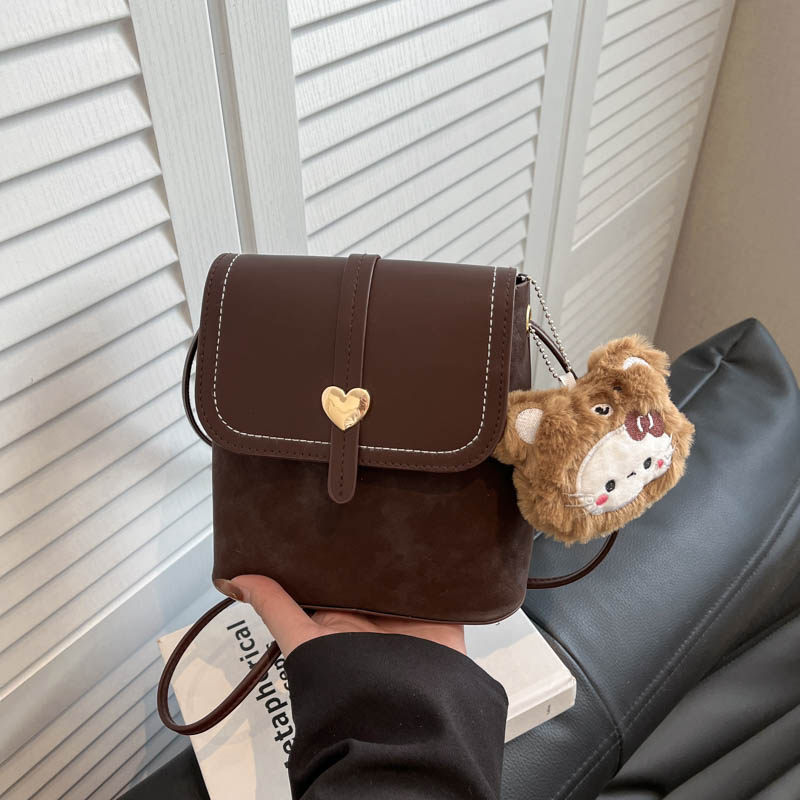 秋季清新百搭可爱单肩水桶包2025时尚简约撞色翻盖斜挎小方包包女