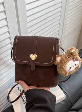 秋季清新百搭可爱单肩水桶包2025时尚简约撞色翻盖斜挎小方包包女