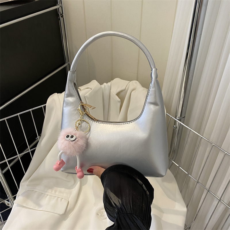 赫雅银色月牙腋下包超低价