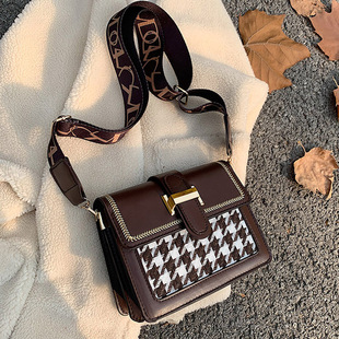 上新秋冬法式 潮百搭宽肩带单肩小方包 复古气质女士斜挎包2020新款