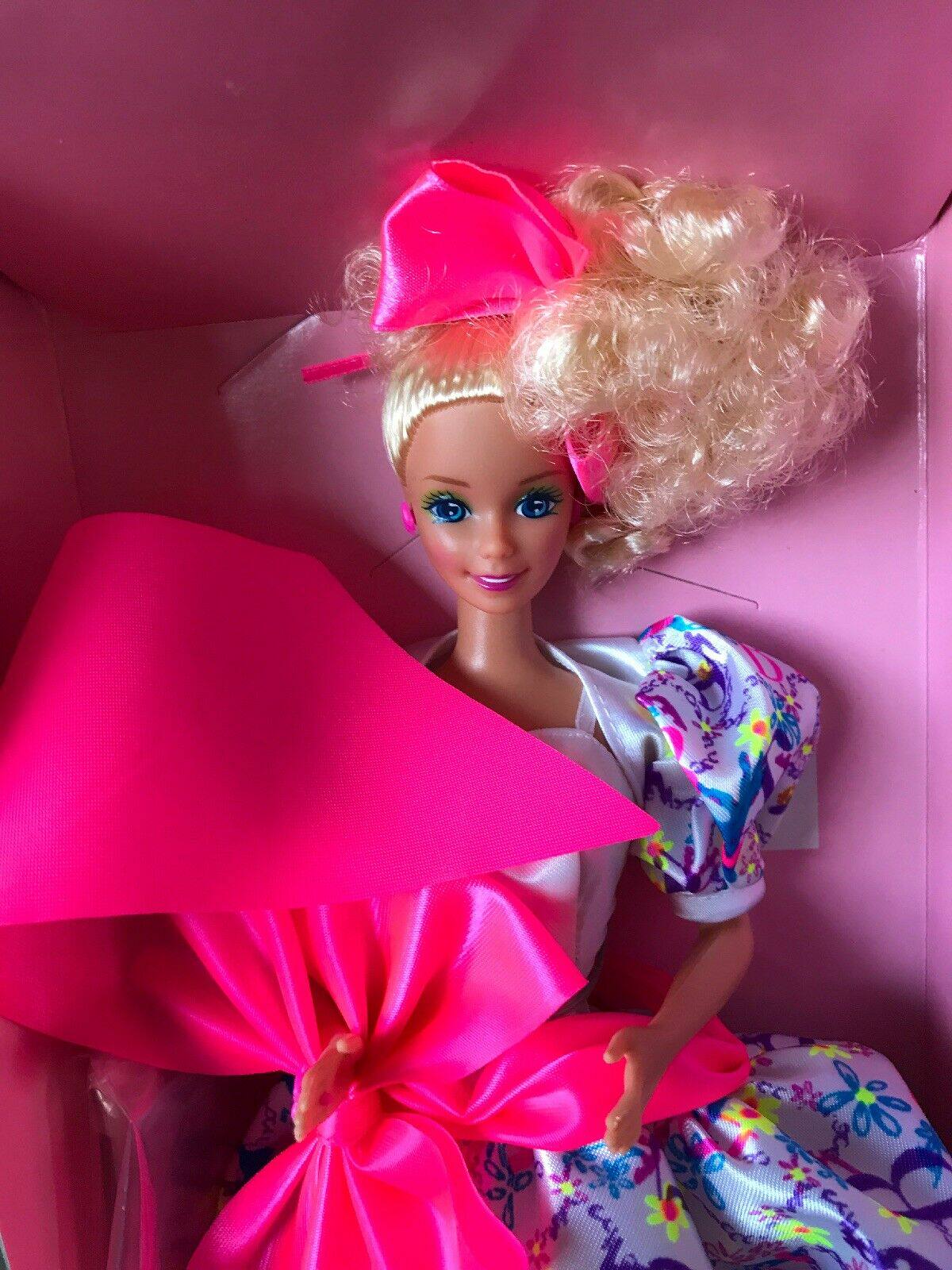 barbie style 开口笑 粉红蝴蝶结 时尚晚宴 金发卷发芭比娃娃