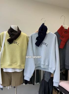 oneseven韩系字母印花加绒短款卫衣女宽松圆领套头时尚上衣配围巾