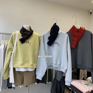 oneseven韩系字母印花加绒短款卫衣女宽松圆领套头时尚上衣配围巾