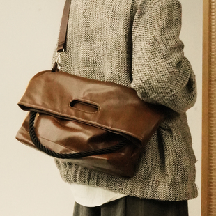 贰狸日系时尚新款软皮男包斜挎托特大包高级感运动风通勤健身包潮