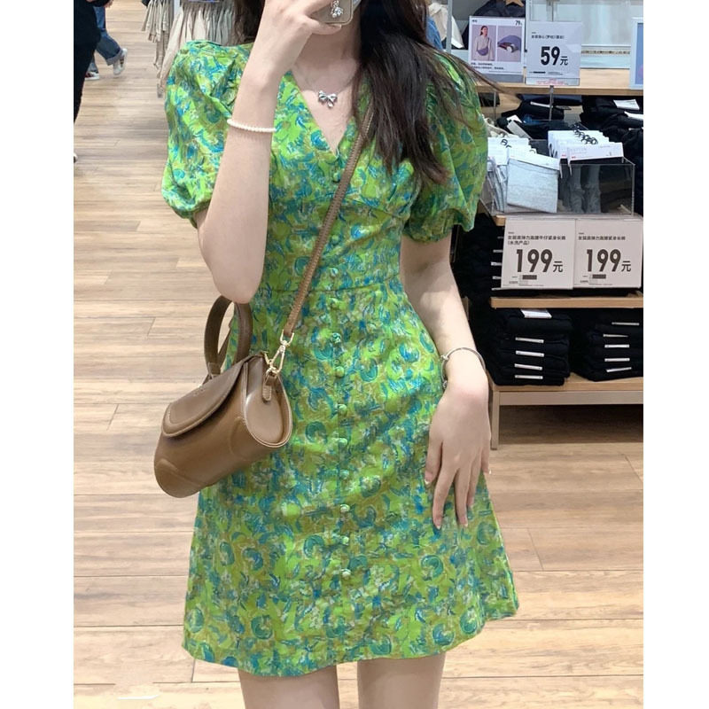 网红 绿色泡泡袖连衣裙女夏法式收腰初恋裙小清新V领茶歇碎花短裙