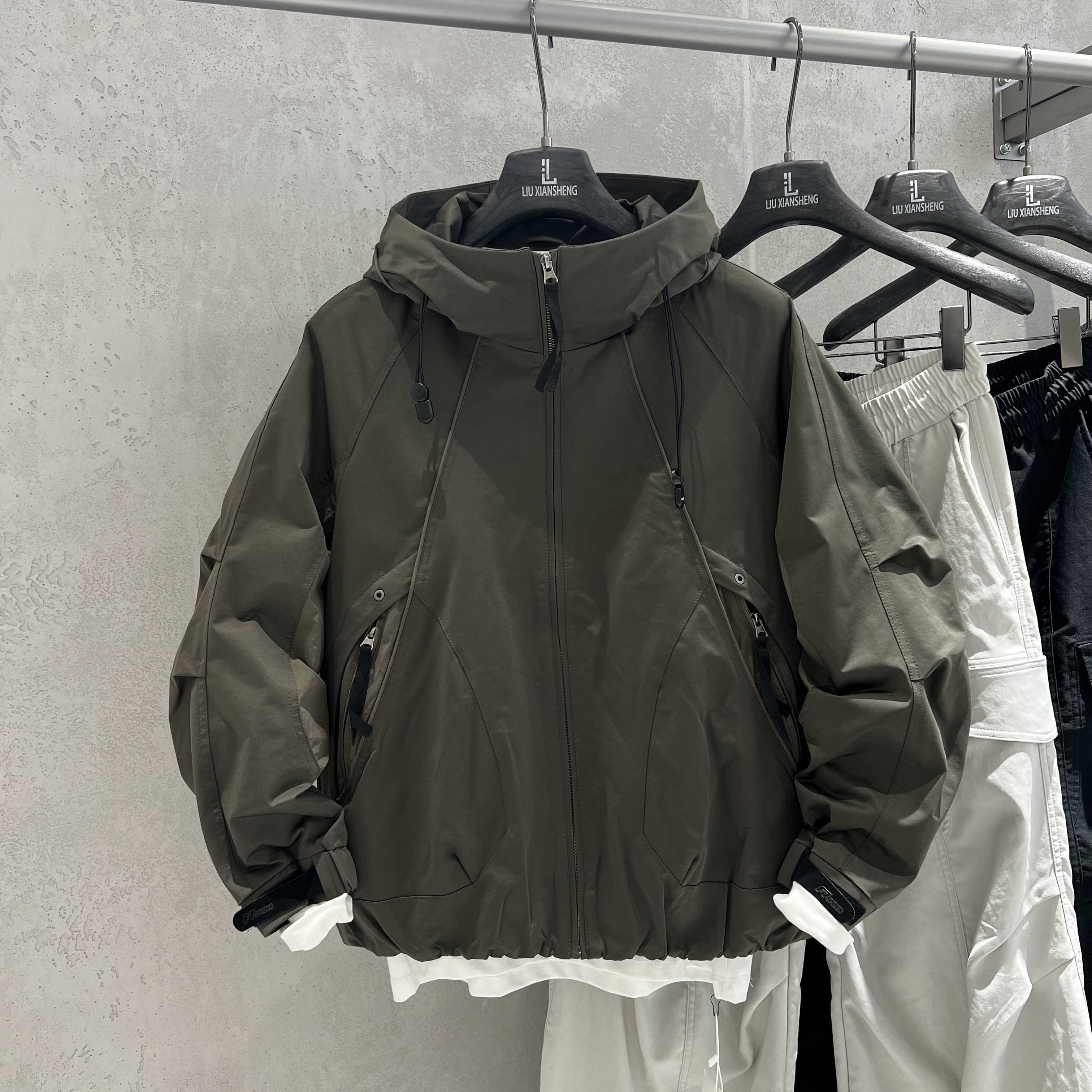 山系户外机能拼色连帽冲锋夹克男