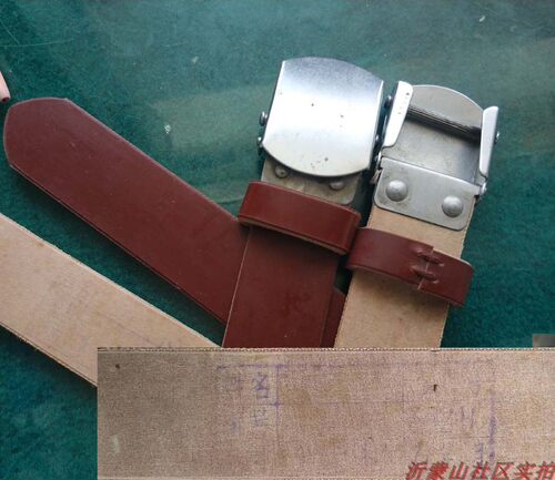 老式红色人造革滚轴内腰带
