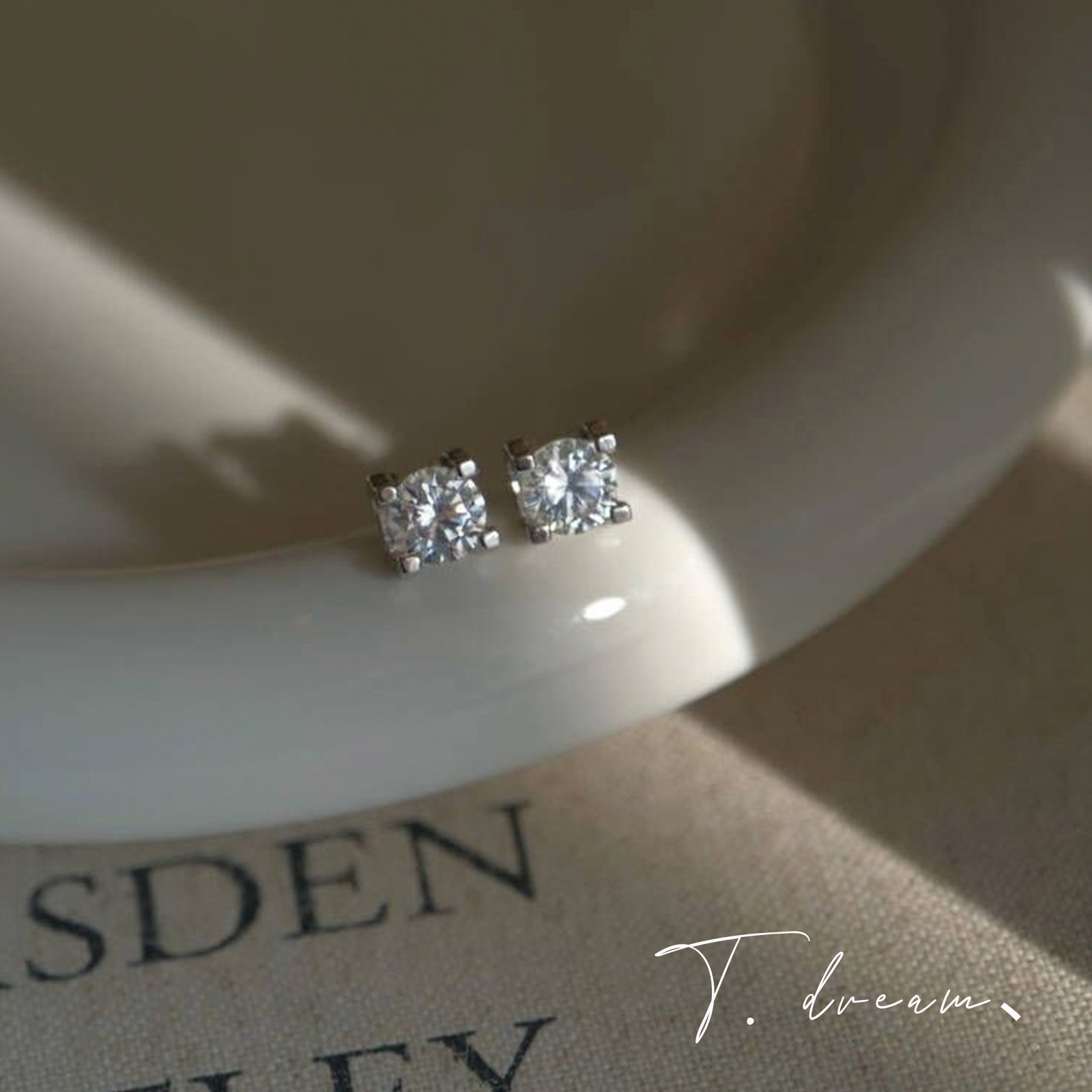 《耳畔一滴泪》锆石通勤耳钉女小众设计高级耳饰耳环耳坠2025新款,饰品/流行首饰/时尚饰品新,耳钉,淘宝优惠券,粉丝福利购,淘宝优惠卷