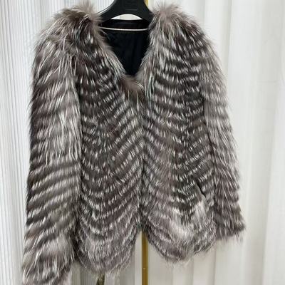 海宁女士时尚保暖车条银狐皮草保暖外套