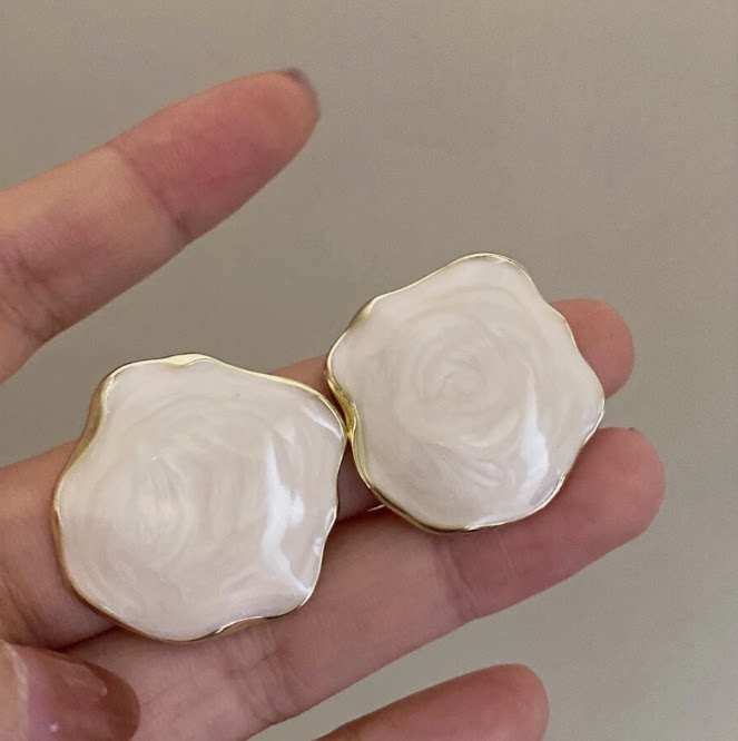 不规格设计感耳钉轻奢高级感百搭大耳环显脸小白色气质新款耳饰品