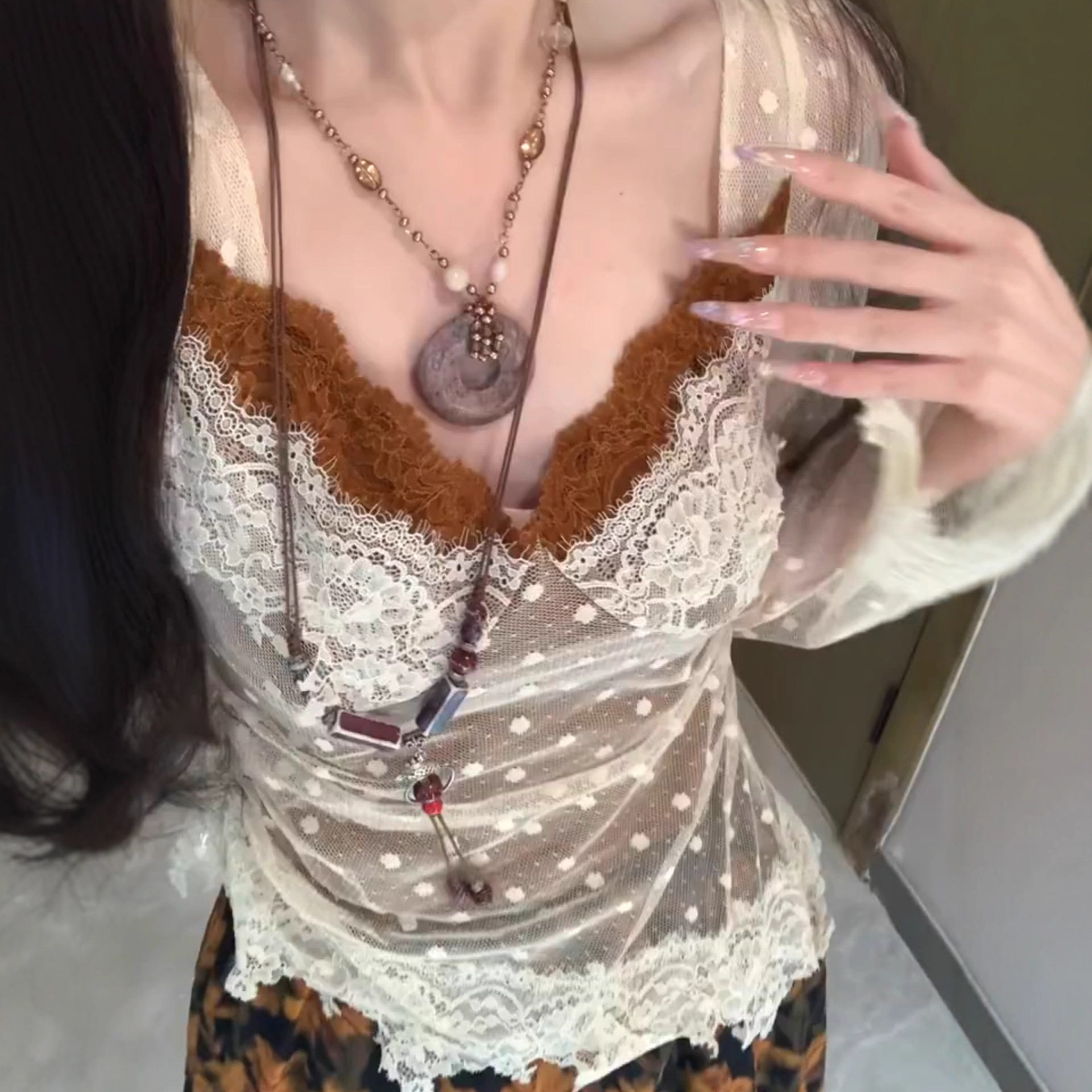 纯欲V领蕾丝波点喇叭袖T恤女早秋修身掐腰短款雪纺衫别致辣妹