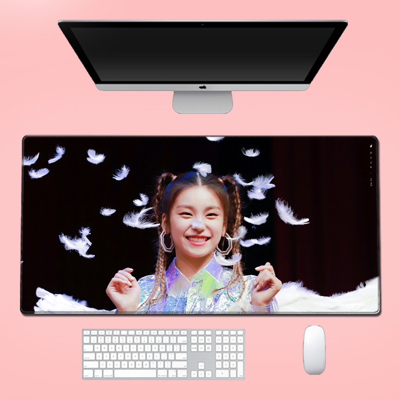 黄礼志Yeji鼠标垫ITZY女团周边kpop同款超大号键盘垫diy桌垫封边