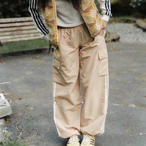 阿迪达斯三叶草女子运动户外休闲透气宽松直筒伞兵裤长裤 IZ0717