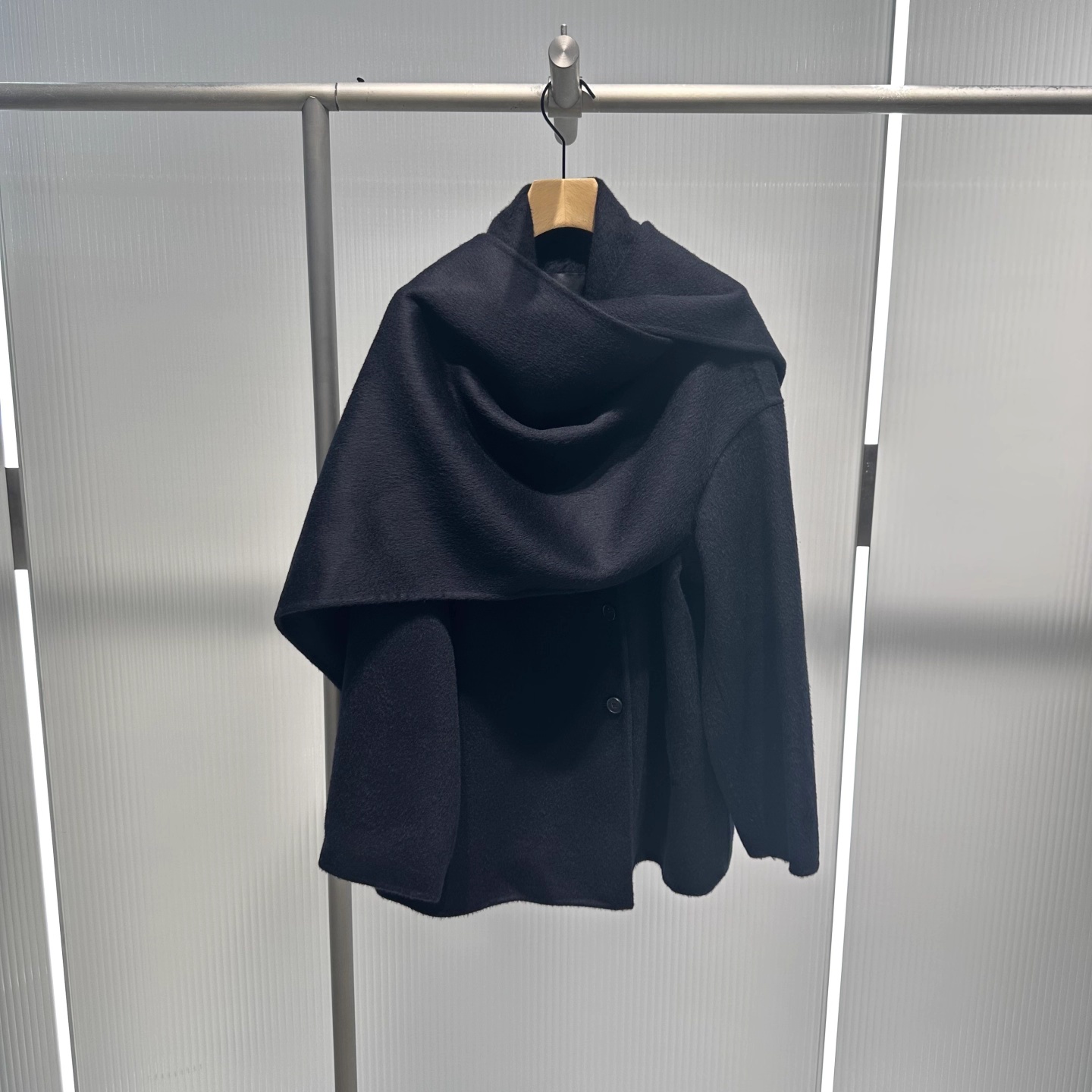 现货艾诺丝2025秋季新款女装宽松时尚围脖领毛呢大衣外套AR233001