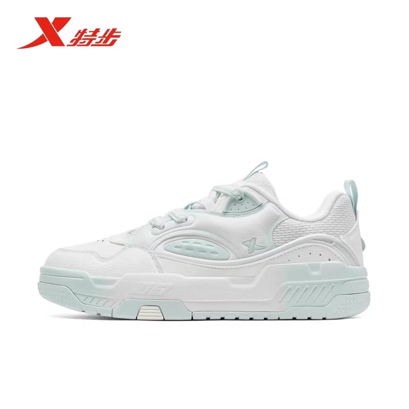 特步征程休闲板鞋女款2025新款秋季透气皮面女士板鞋975318310028