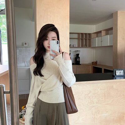 TT坏坏 杏色露肩针织衫女2025秋季新款不规则套头设计感气质毛衣Z