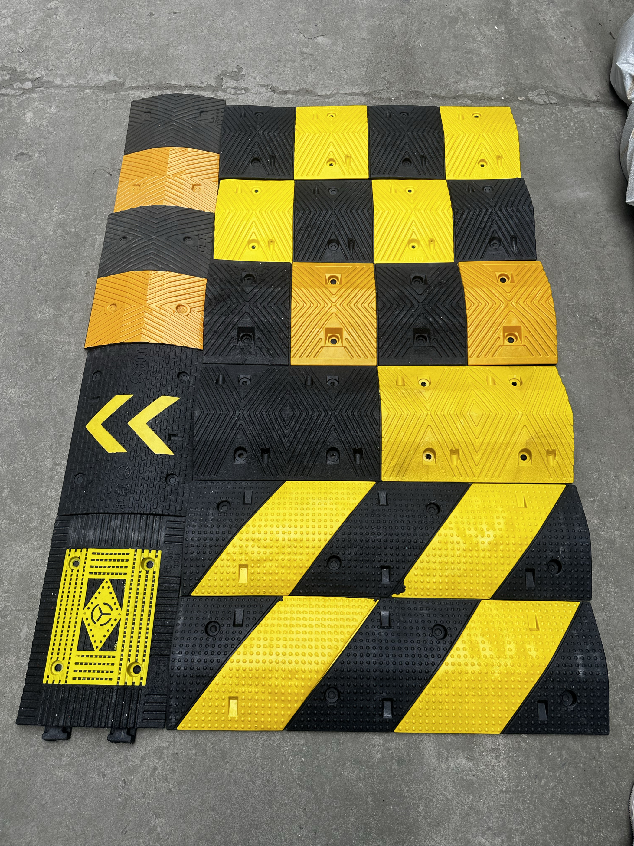 成都橡胶减速带公路道路小区车库减速板减速垄5cm4cm橡胶减速板