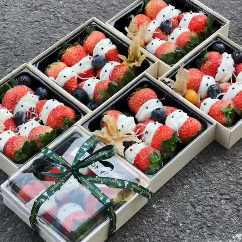 瑞莎圣诞雪人草莓鲜果果切盒木盒