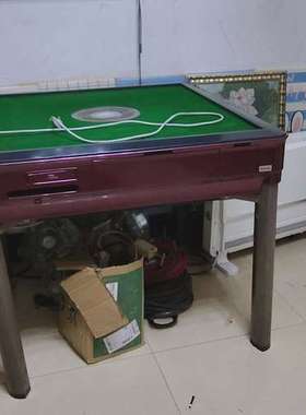 适用餐桌式麻将机，绿色台面配红色边框，带自动洗牌功能。机器成