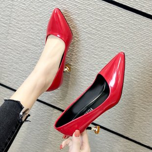 2024新款春秋尖头红色婚鞋亮光中跟5cm大码猫跟浅口工作职业皮鞋