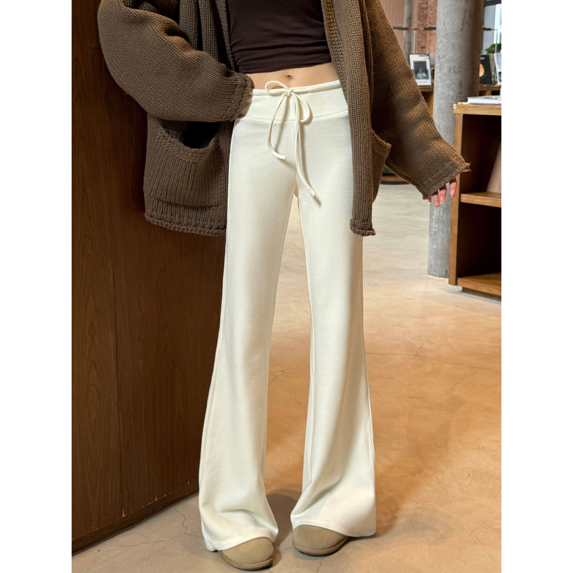 白色糯米微喇裤女2025秋冬新款高腰修身垂感显瘦休闲慵懒拖地长裤,女装/女士精品,休闲裤,淘宝优惠券,粉丝福利购,淘宝优惠卷