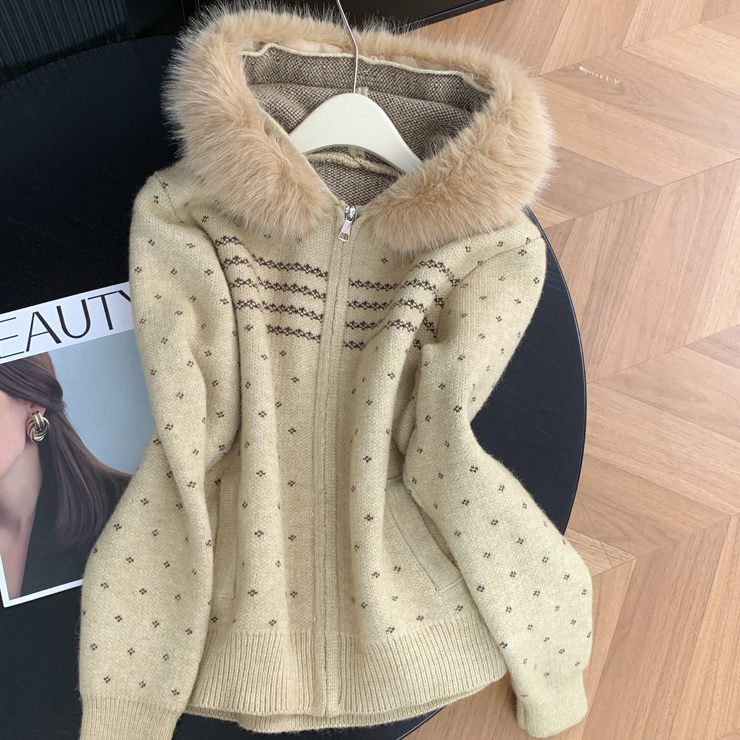 费尔岛连帽毛领拉链毛衣外套女秋冬新款复古气质加厚短款针织开衫