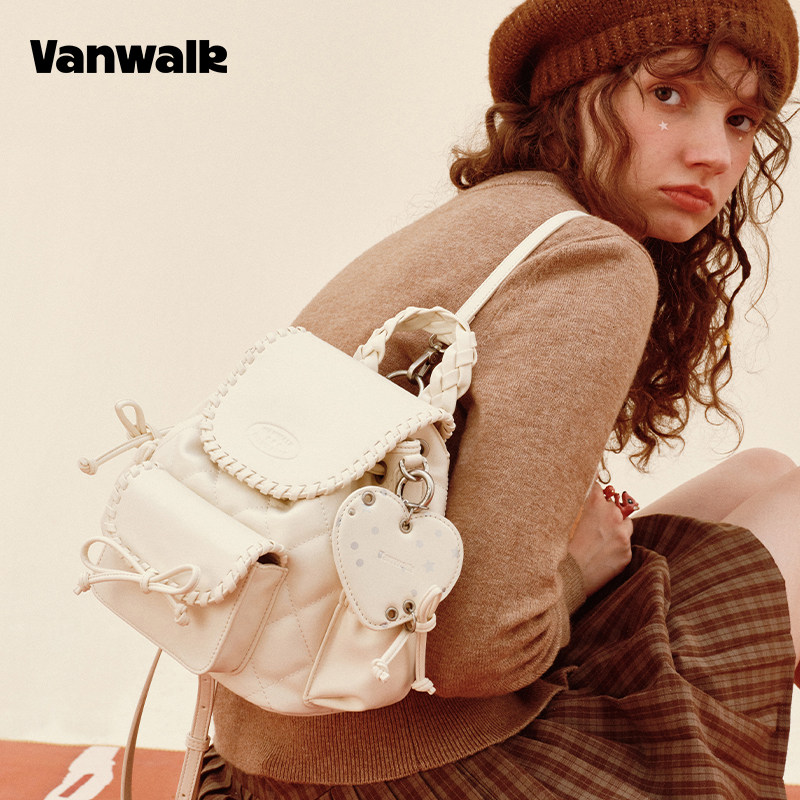 VANWALK/出走小众波点女生双肩包
