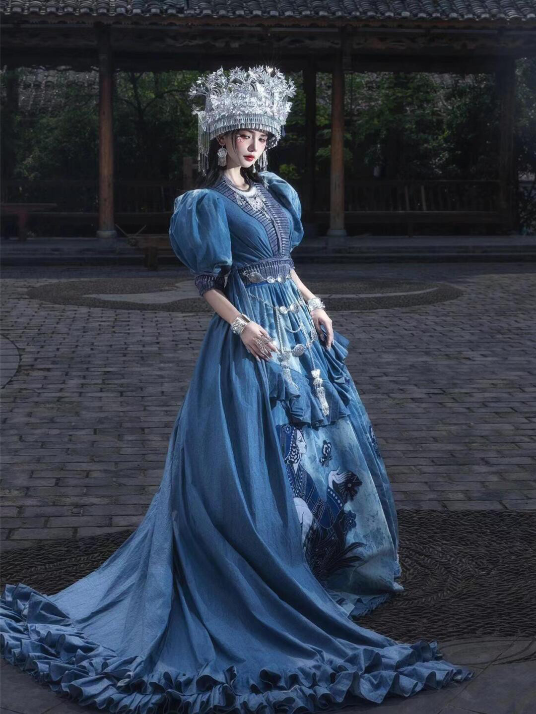 苗族服装新款扎染蜡染礼服苗疆少女蓝色拖尾演出写真摄影旅拍服饰