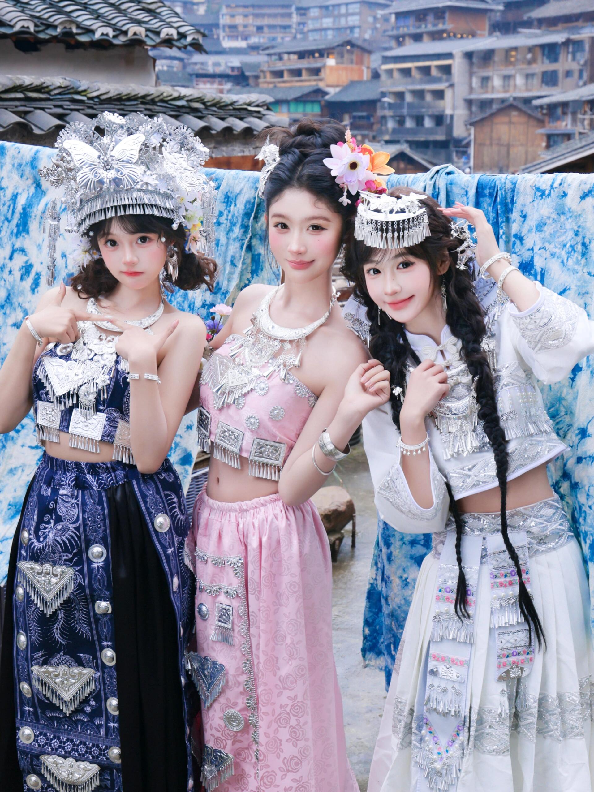 苗族服装女闺蜜苗疆服装少女套装民族旅拍写真摄影服饰超仙演出服