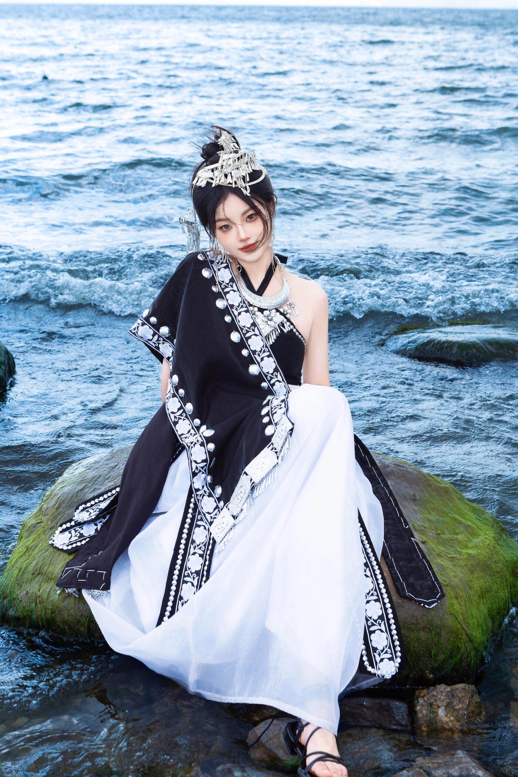 新款云南西双版纳哈尼族服饰土家族苗疆少女苗族黑白女装旅拍服装