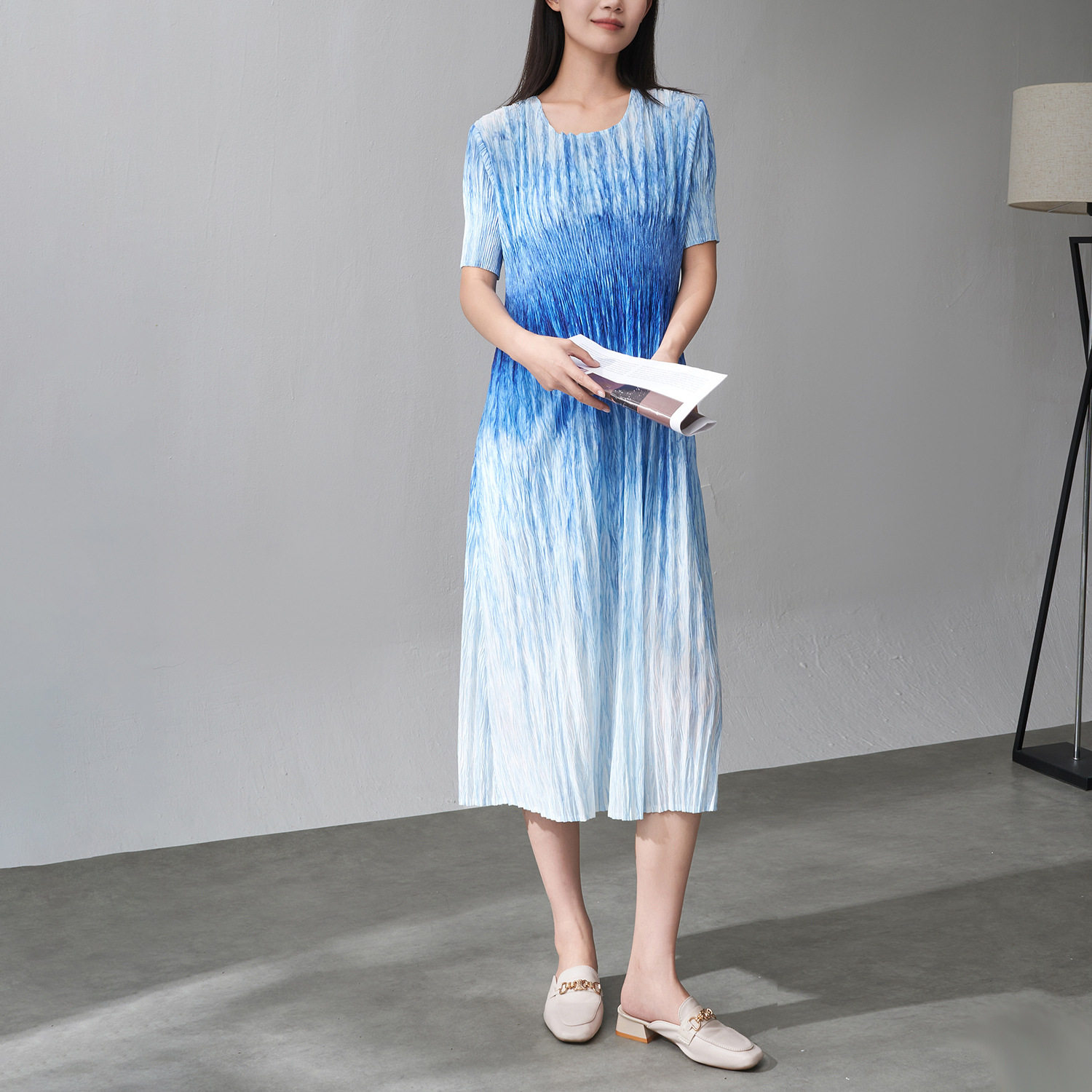 弹力压褶工艺渐变光泽连衣裙女 夏季新款三宅气质优雅a字中长裙子