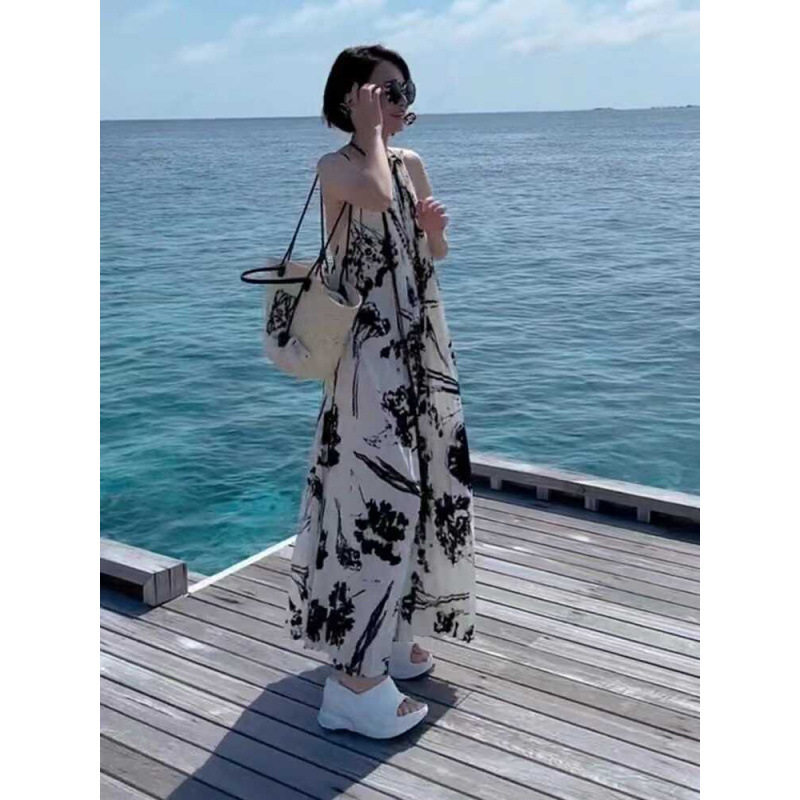 三亚泰国马来西亚夏季沙滩海边度假挂脖吊带长连衣裙穿搭仙女拍照
