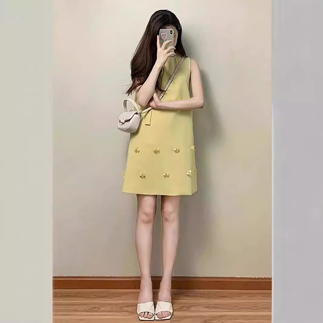 法式高级感气质宽松黄色重工钉珠花朵无袖设计感女夏小香风连衣裙