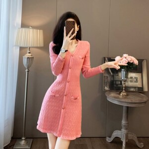 早秋2024新款小香风V领针织连衣裙轻奢女神气质粉色修身包臀裙子