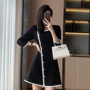 2024早秋新款女装法式复古设计感小众别致高级感黑色针织连衣裙子