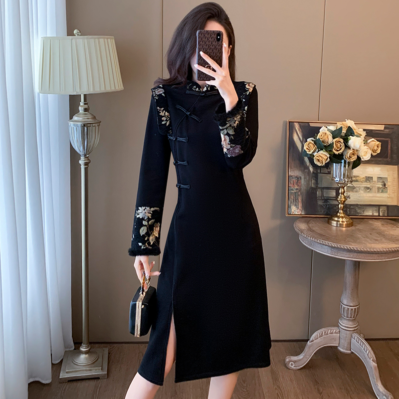 刺绣连衣裙国风修身减龄小黑裙