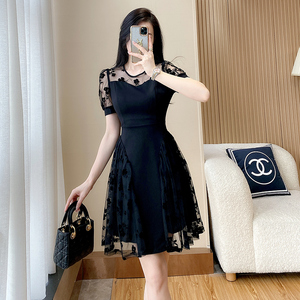 黑色连衣裙2026夏季露肩高腰蕾丝网纱性感气质显瘦裙子修身小黑裙