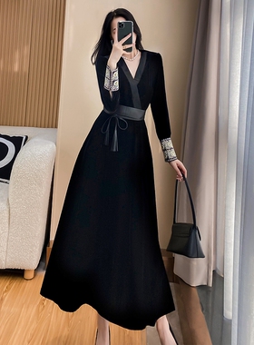 秋装2025年新款女黑色金丝绒连衣裙复古收腰高贵洋气长裙高级感