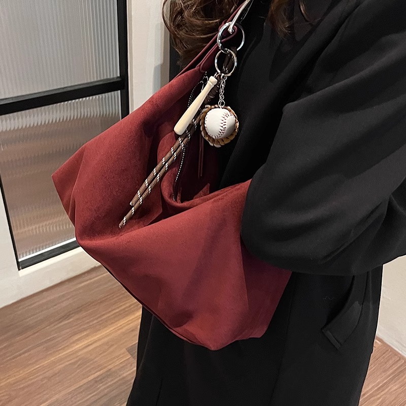 麂皮绒包包女大容量2025新款秋冬休闲单肩斜挎包高级感通勤饺子包