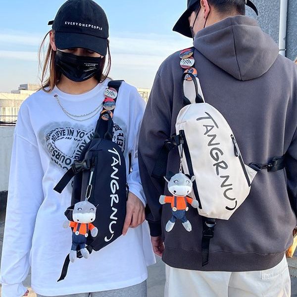 潮牌胸包男2025新款户外女式单肩斜挎手机包大容量高级感腰包轻便