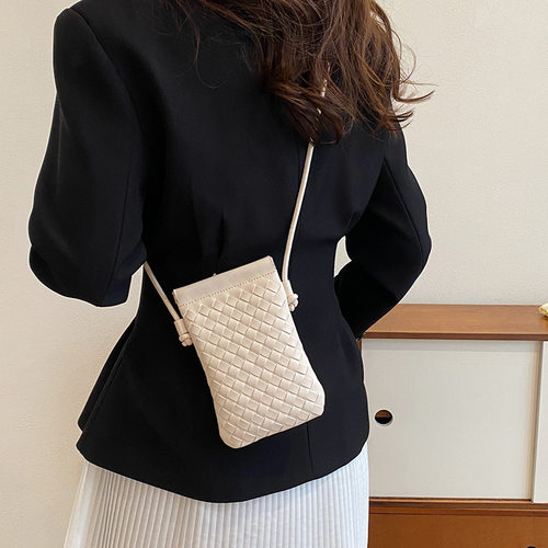 夏天放手机的包包女斜挎编织手机包韩版小包包2026新款女包单肩包