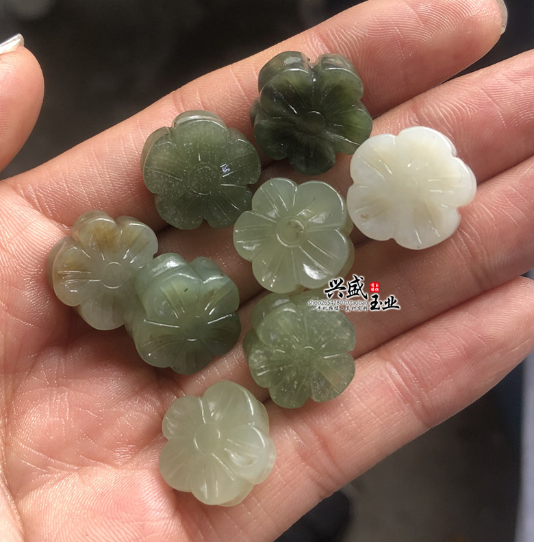 天然和田玉青白玉梅花吊坠青海料小花DIY手链项链耳坠饰品玉配件